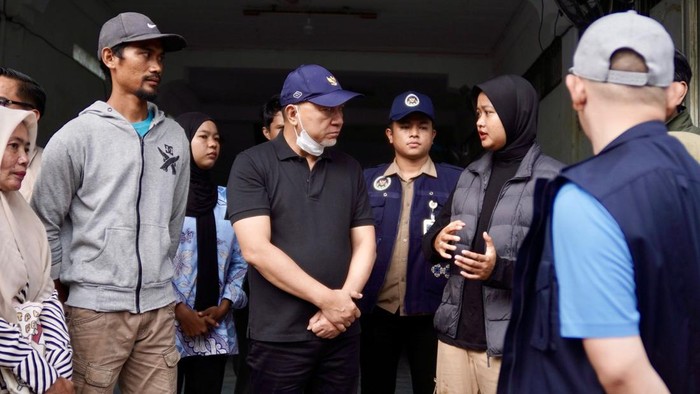 1765623911879-menko-pangan-zulkifli-hasan-saat-meninjau-sppg-di-aceh-tamiang-foto-istimewa-1765608859800_169