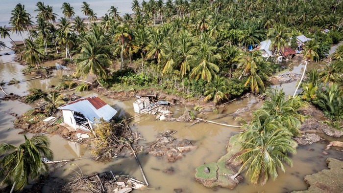 1765623913995-kerusakan-jalan-akibat-bencana-hidrometeorologi-di-aceh-1765240980121_169