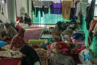 1765645546978-ratusan-warga-tanah-datar-mengungsi-akibat-banjir-bandang-dan-longsor-1764650509463_169