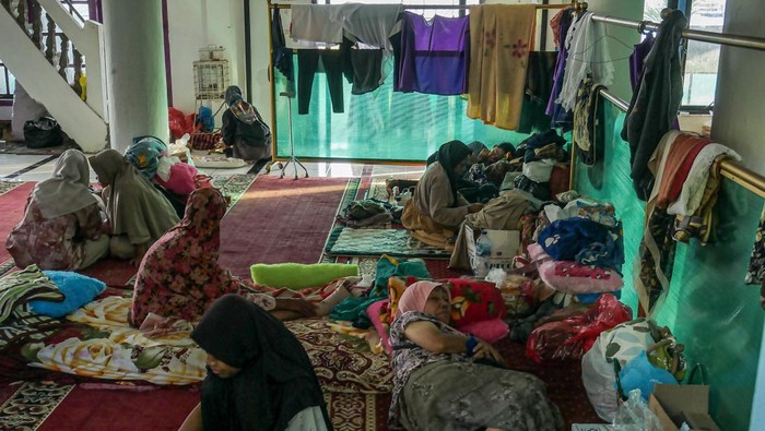 1765645546978-ratusan-warga-tanah-datar-mengungsi-akibat-banjir-bandang-dan-longsor-1764650509463_169