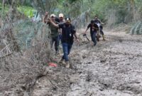 1765645548977-rombongan-bupati-aceh-timur-iskandar-usman-al-farlaky-berjalan-kaki-melewati-jalan-berlumpur-untuk-menuju-ke-lokasi-bencana-do-1765623756536_169