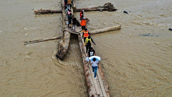 1765645549468-akses-terputus-jembatan-kayu-jadi-tumpuan-warga-tapanuli-selatan-1765471693507_169