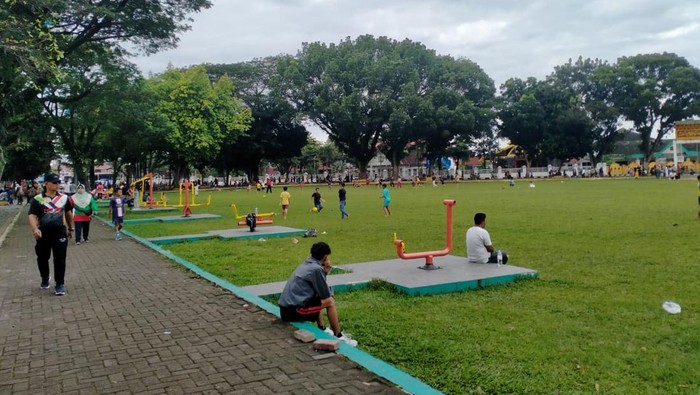 1765710368267-sejumlah-alat-fitness-outdoor-di-lapangan-merdeka-binjai-rusak-foto-laila-syakira-1765692745359_169