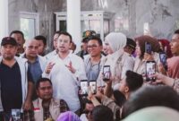 1765731960333-raffi-ahmad-ke-langkat-kunjungi-korban-banjir-dok-gerindra-sumut-1765722490835_169