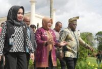 1765731961116-foto-bupati-siak-afni-zulkifli-saat-dampingi-menteri-ham-dok-pemkab-siak-1765721107883_169