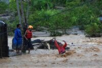 1765796765398-sungai-kembali-meluap-di-batu-busuk-padang-warga-dievakuasi-1765773358297_169