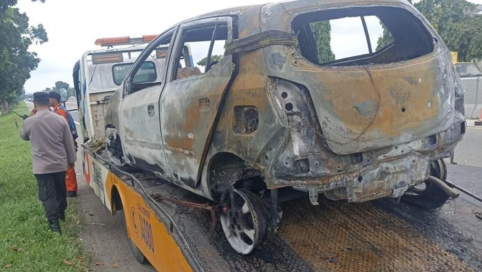 1765796771016-mobil-toyota-agya-yang-terbakar-di-tol-foto-dok-polsek-medan-area-1765782923207_169