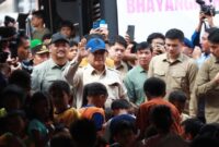 1765796773063-presiden-prabowo-subianto-mengunjungi-aceh-tamiang-dan-bertemu-dengan-warga-di-pengungsian-korban-banjir-bandang-1765533916787_169