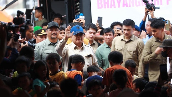 1765796773063-presiden-prabowo-subianto-mengunjungi-aceh-tamiang-dan-bertemu-dengan-warga-di-pengungsian-korban-banjir-bandang-1765533916787_169