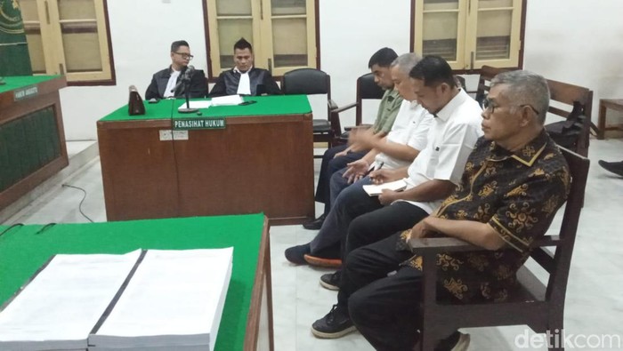 1765818400906-keempat-terdakwa-menjalani-sidang-tuntutan-di-pengadilan-negeri-pn-medan-juita-sinuhajidetiksumut-1765810460198_169