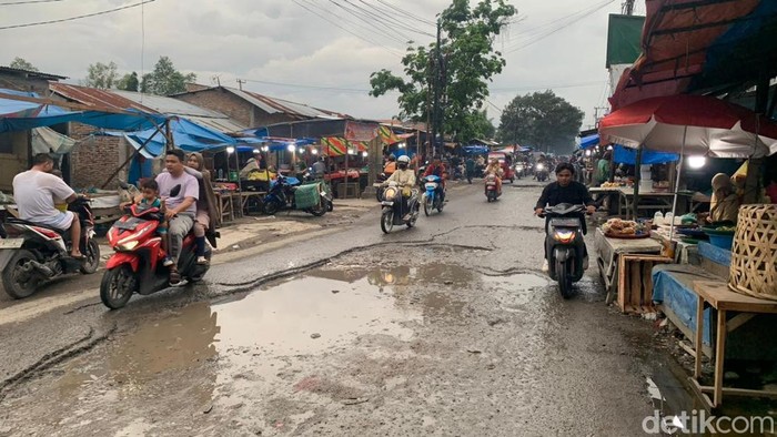 1765818401613-lubang-di-jalan-datuk-kabu-kecamatan-percut-sei-tuan-deli-serdang-sumut-rindi-antikadetiksumut-1765812162438_169