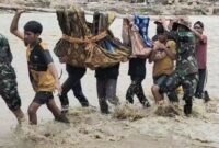 1765818402178-evakuasi-jenazah-korban-bencana-di-aceh-tengah-membutuhkan-perjuangan-berat-karena-harus-melewati-sungai-berarus-deras-dok-kod-1765811089544_169