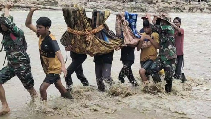 1765818402178-evakuasi-jenazah-korban-bencana-di-aceh-tengah-membutuhkan-perjuangan-berat-karena-harus-melewati-sungai-berarus-deras-dok-kod-1765811089544_169