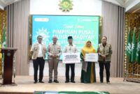 1765818405442-ketum-pp-muhammadiyah-prof-haedar-nashir-bersama-para-tokoh-menyerahkan-secara-simbolis-bantuan-bencana-kepada-pw-muhammadiyah-1765809205869_169
