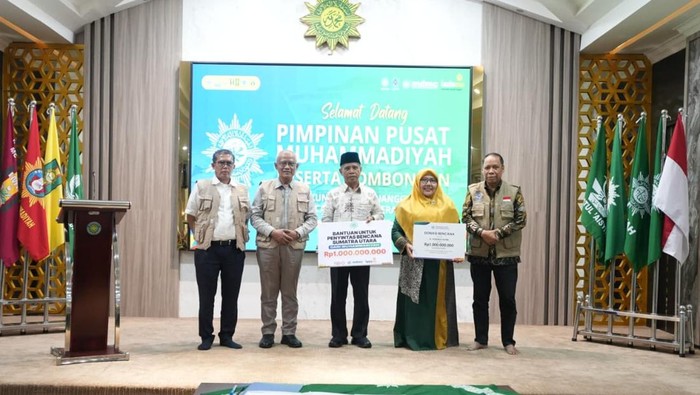 1765818405442-ketum-pp-muhammadiyah-prof-haedar-nashir-bersama-para-tokoh-menyerahkan-secara-simbolis-bantuan-bencana-kepada-pw-muhammadiyah-1765809205869_169