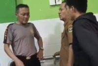 1765818407389-seorang-oknum-guru-sma-pria-di-padang-sumbar-diamankan-sedang-berduaan-dengan-pria-muda-di-dalam-toilet-masjid-dok-istimewa-1765806635979_169