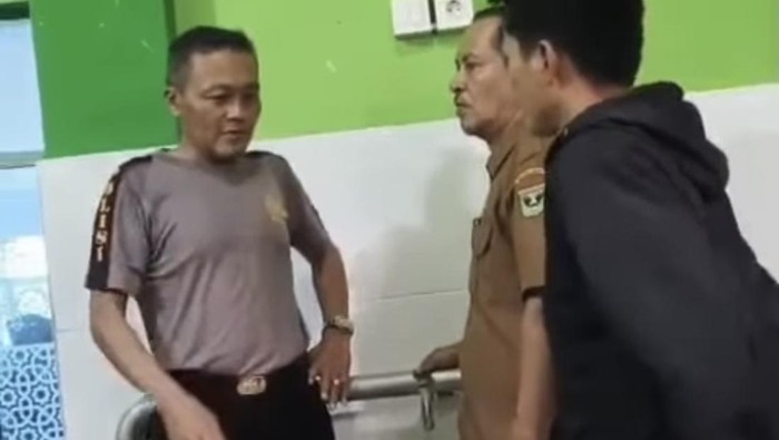 1765818407389-seorang-oknum-guru-sma-pria-di-padang-sumbar-diamankan-sedang-berduaan-dengan-pria-muda-di-dalam-toilet-masjid-dok-istimewa-1765806635979_169