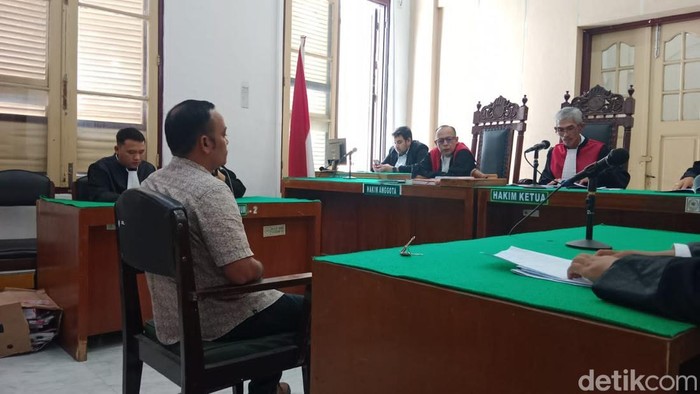 1765818407980-sidang-dakwaan-mantan-kades-aek-nabara-di-pengadilan-negeri-pn-medan-senin15122025-juitadetiksumut-1765802438205_169