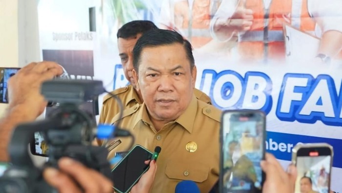 1765883149717-foto-plt-gubernur-riau-sf-hariyanto-dok-diskominfotik-riau-1764653345593_169