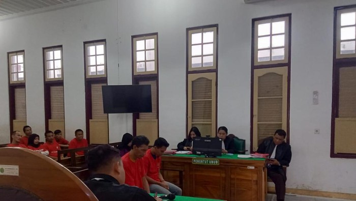 1765904770412-bapak-anak-pelaku-pembunuhan-sopir-di-medan-menjalani-sidang-putusan-di-pengadilan-negeripn-medan-selasa16122025-juitadetiksum-1765898801183_169