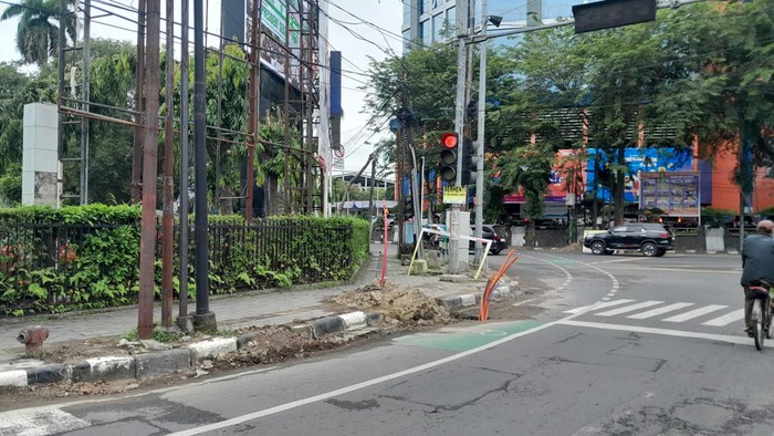 1765904770916-keterangan-foto-lubang-lubang-proyek-penanaman-kabel-di-jalan-zainul-arifin-rechtin-hani-ritongadetiksumut-1765879202616_169