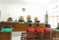 1765904773428-foto-5-kurir-ganja-128-kg-saat-menjalani-sidang-vonis-diruangan-kartika-pengadilan-negeri-pn-medan-selasa16122025-juita-sinuha-1765893665252_169