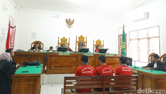 1765904773428-foto-5-kurir-ganja-128-kg-saat-menjalani-sidang-vonis-diruangan-kartika-pengadilan-negeri-pn-medan-selasa16122025-juita-sinuha-1765893665252_169