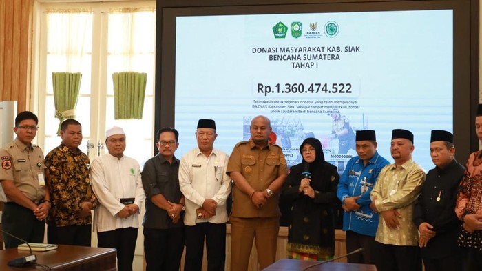 1765904774936-bupati-siak-afni-zulkifli-saat-penyerahan-secara-simbolis-bantuan-masyarakat-untuk-korban-banjir-bandang-longsor-dok-pemkab-si-1765891372906_169