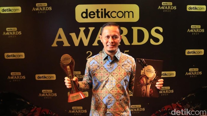 1765904775421-walkot-agung-saat-menerima-penghargaan-detikcom-awards-2025-foto-raja-adil-siregardetiksumut-1764125271959_169