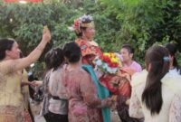 1765926289321-pengantin-wanita-yang-diantar-oleh-para-kerabat-di-pesta-perkawinan-foto-dokmuseum-pusaka-nias_169