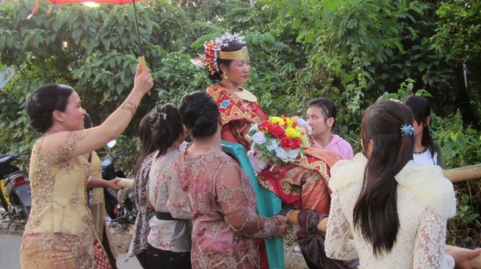 1765926289321-pengantin-wanita-yang-diantar-oleh-para-kerabat-di-pesta-perkawinan-foto-dokmuseum-pusaka-nias_169