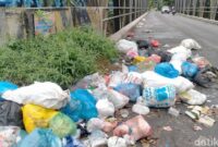 1765969559256-tumpukan-sampah-liar-terlihat-menggunung-di-pinggir-jembatan-payaroba-laila-syakiradetikcom-1765959691847_169