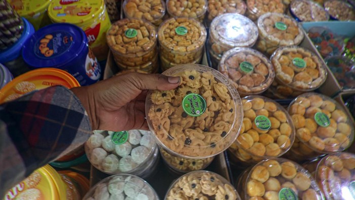 1765969563030-geliat-penjualan-kue-kering-di-bogor-jelang-lebaran-1742301511691_169