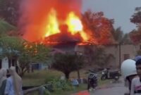 1765991165924-rumah-terduga-bandar-narkoba-di-bakar-emak-emak-di-mandailing-natal-sumatera-utara-doktangkapan-layar-1765980349921_169