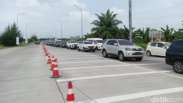 1765991168075-keterangan-foto-pengendara-yang-datang-dari-arah-kota-medan-cukup-padat-di-momen-lebaran-idul-fitri-melintas-ke-gerbang-tol-he_169