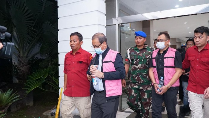 1765991168853-dua-pejabat-pt-inalum-diborgol-usai-diperiksa-di-kejati-sumut-rabu-17122025-dok-kejati-sumut-1765976643490_169