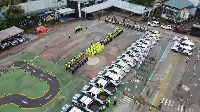 1765991169947-ditlantas-polda-riau-apel-kesiapan-personel-ranmor-jelang-nataru-2025-dok-ditlantas-polda-riau-1765974017742_169