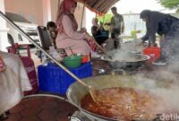 1765991171124-sejumlah-ibu-ibu-memasak-rendang-di-halaman-belakang-istana-gubernur-sumbar-di-jalan-sudirman-padang-jeka-kampaidetiksumut-1765971274941_169