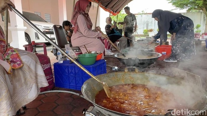 1765991171124-sejumlah-ibu-ibu-memasak-rendang-di-halaman-belakang-istana-gubernur-sumbar-di-jalan-sudirman-padang-jeka-kampaidetiksumut-1765971274941_169