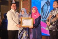 1765991171791-bupati-siak-afni-zulkifli-menerima-anugerah-baiduri-2025-dok-pemkab-siak-1765972828486_169