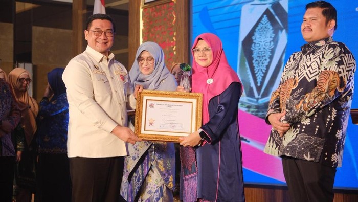 1765991171791-bupati-siak-afni-zulkifli-menerima-anugerah-baiduri-2025-dok-pemkab-siak-1765972828486_169