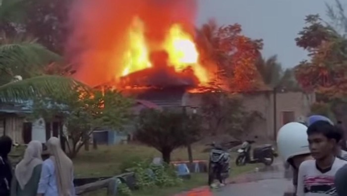 1766034402365-rumah-terduga-bandar-narkoba-di-bakar-emak-emak-di-mandailing-natal-sumatera-utara-doktangkapan-layar-1765980349921_169