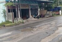 1766034405395-keterangan-foto-jalan-letnan-umar-baki-kelurahan-payaroba-binjai-rusak-kembali-laila-syakiradetiksumu-1765989734038_169