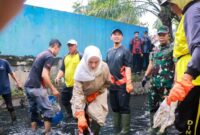 1766056030212-wali-kota-pekanbaru-agung-nugroho-saat-ikut-kegiatan-gotong-royong-foto-pemkot-pekanbaru-1766041875221_169