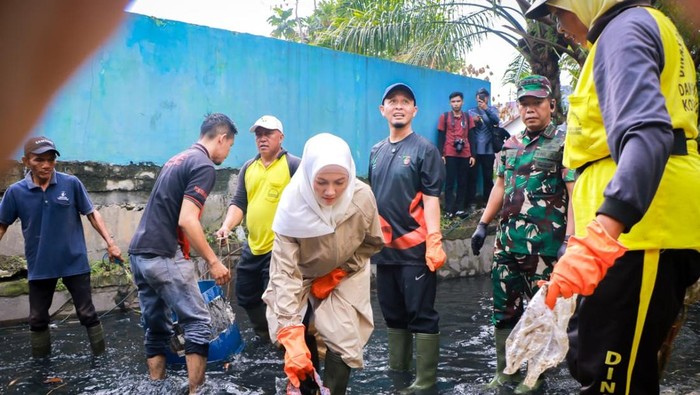 1766056030212-wali-kota-pekanbaru-agung-nugroho-saat-ikut-kegiatan-gotong-royong-foto-pemkot-pekanbaru-1766041875221_169