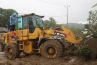 1766056040185-polda-riau-mengerahkan-alat-berat-untuk-pemulihan-pascabencana-di-kecamatan-palembayan-agam-sumbar-1765432004567_169