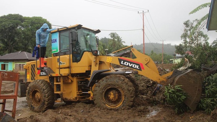 1766056040185-polda-riau-mengerahkan-alat-berat-untuk-pemulihan-pascabencana-di-kecamatan-palembayan-agam-sumbar-1765432004567_169