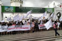 1766056041170-demo-di-aceh-1766034775439_169