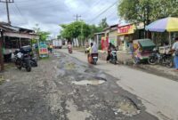 1766077594530-keterangan-foto-kondisi-jalan-mt-haryono-yang-berlubang-laila-syakiradetiksumut-1766069395264_169