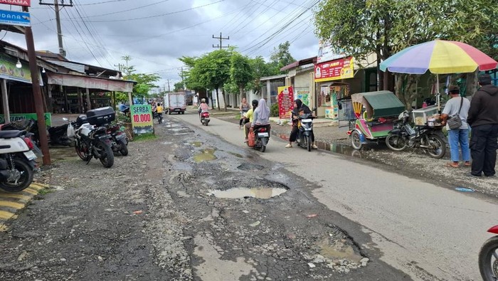 1766077594530-keterangan-foto-kondisi-jalan-mt-haryono-yang-berlubang-laila-syakiradetiksumut-1766069395264_169